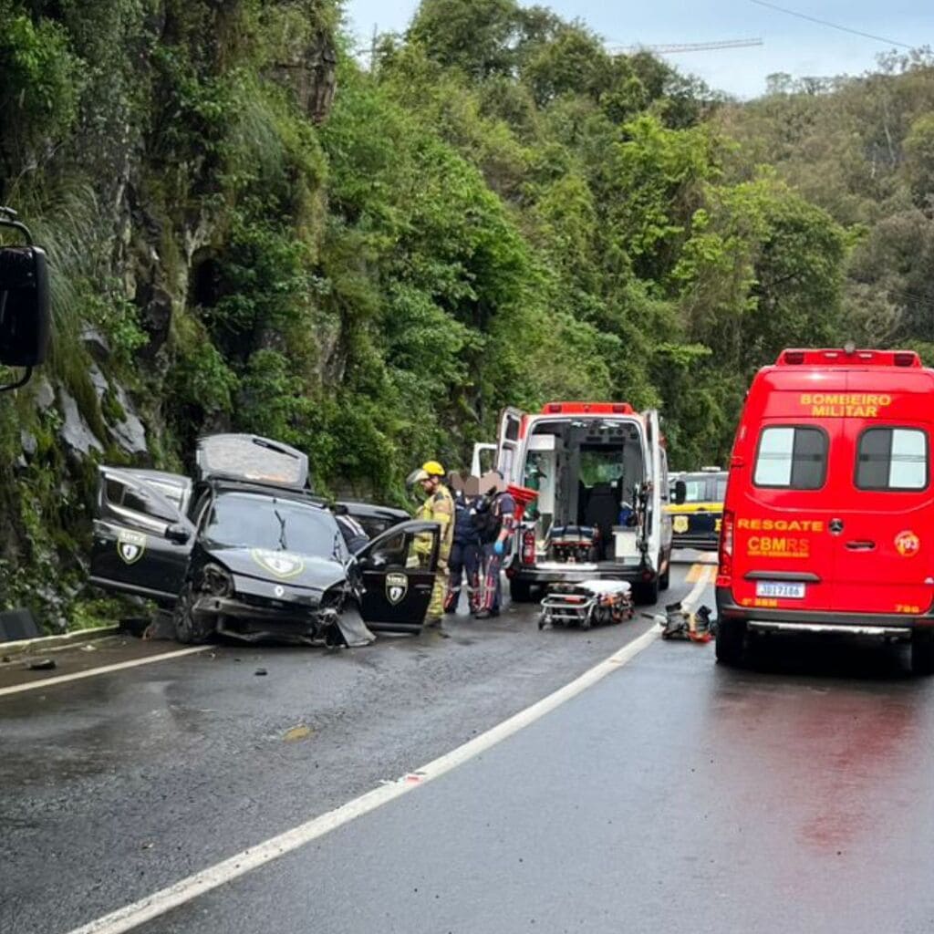 Homem fica ferido em colisão contra paredão de pedras na BR-470, em Bento Gonçalves.