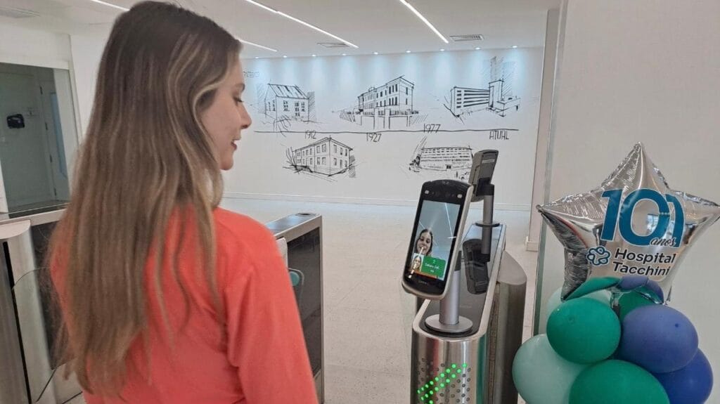 Hospital Tacchini Bento Gonçalves agora tem biometria facial na recepção.