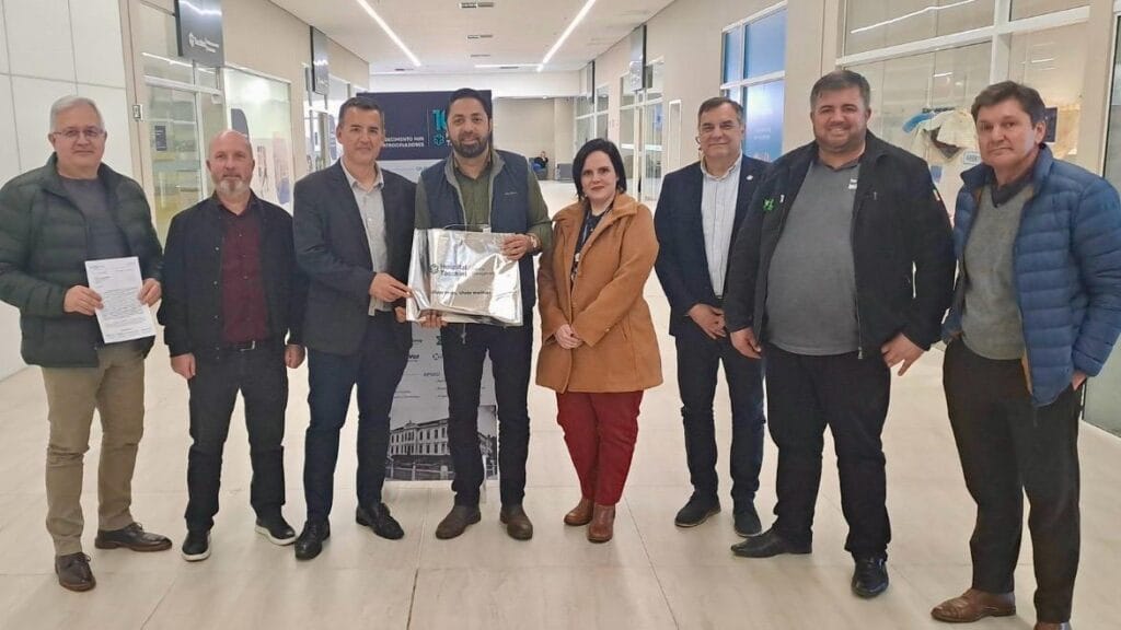 Hospital Tacchini entrega pedido de emenda ao deputado Marcelo Moraes.