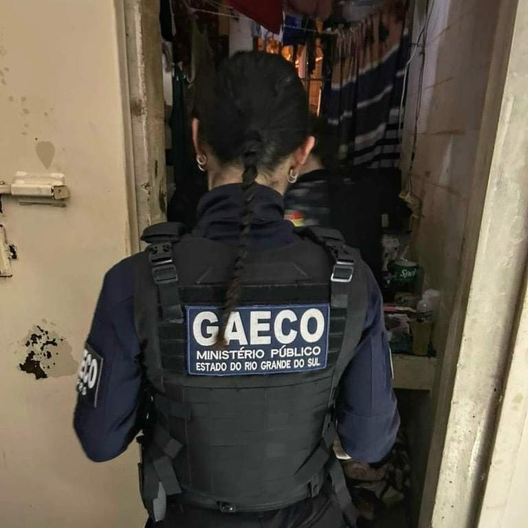 Absurdo! Vítima ameaçada por facção após audiência judicial.
