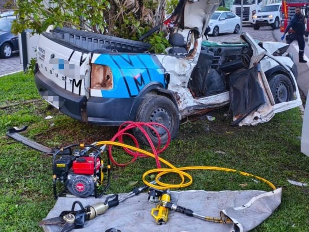 O condutor da Saveiro foi levado em estado grave ao Hospital Tacchini.