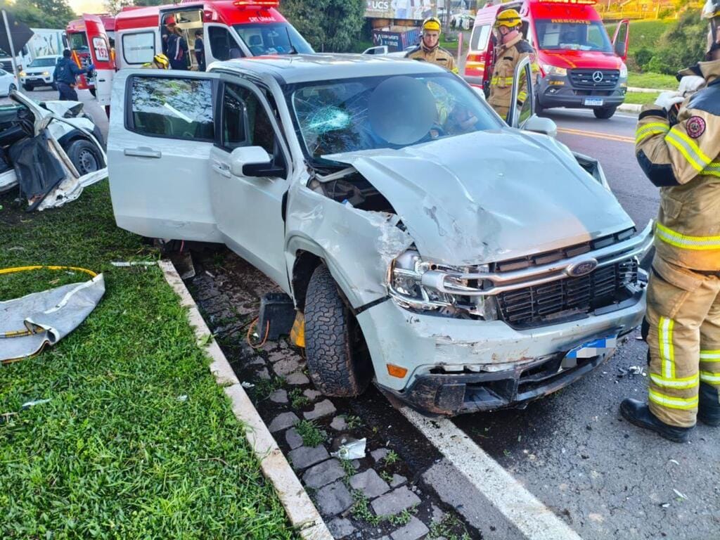O motorista da Ford Maverick sofreu ferimentos leves e também foi encaminhado ao Tacchini.