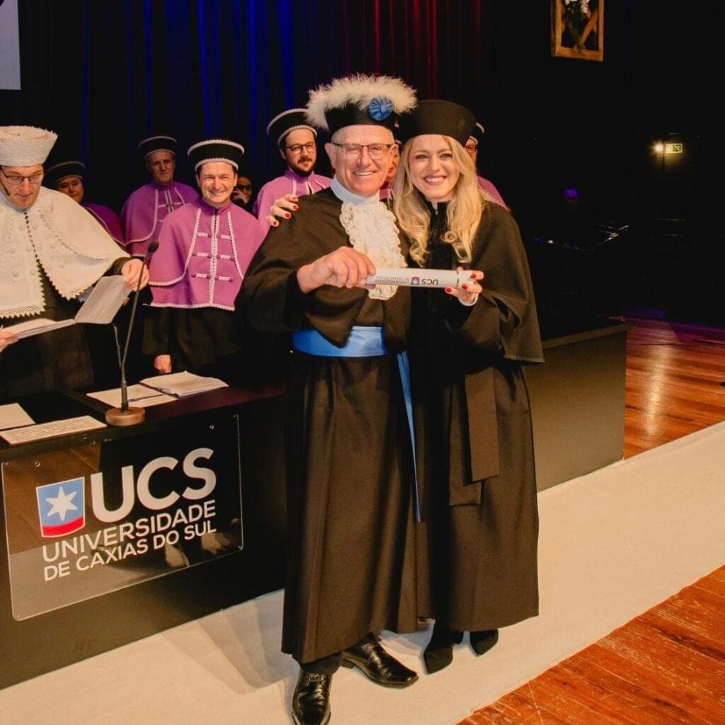 Na solenidade de formatura, Olir Schiavenin recebeu o diploma das mãos da filha Ariane, docente do curso de Farmácia da instituição.