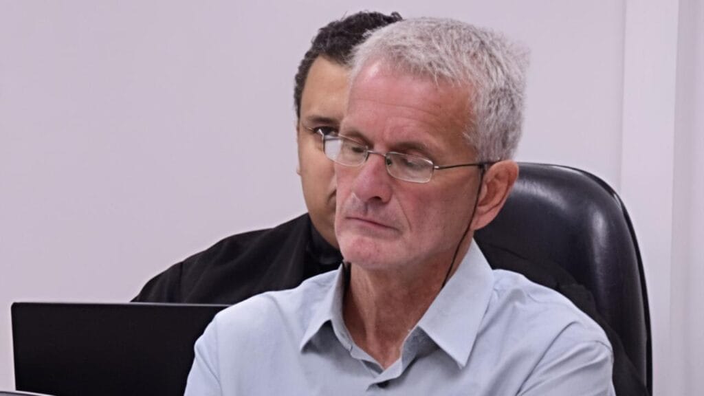 Ricardo Jardim no banco dos réus em 2018, quando foi condenado a 28 anos de prisão pela morte da mãe, Vilma Jardim.