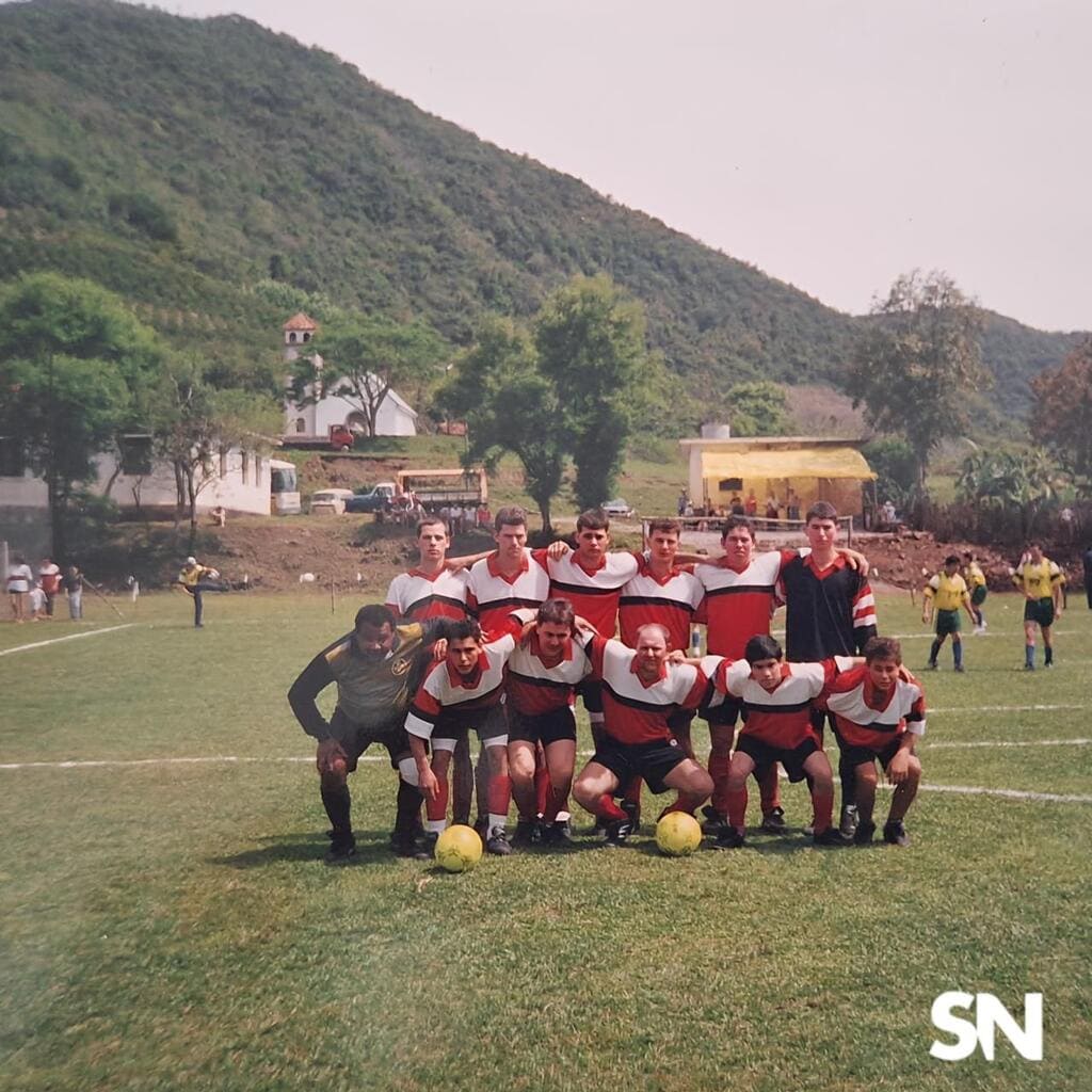 Time de Futebol de São Luiz das Antas no antigo campo da comunidade, hoje inexistente; ao fundo, a escola e a igreja. Foto de 1998.