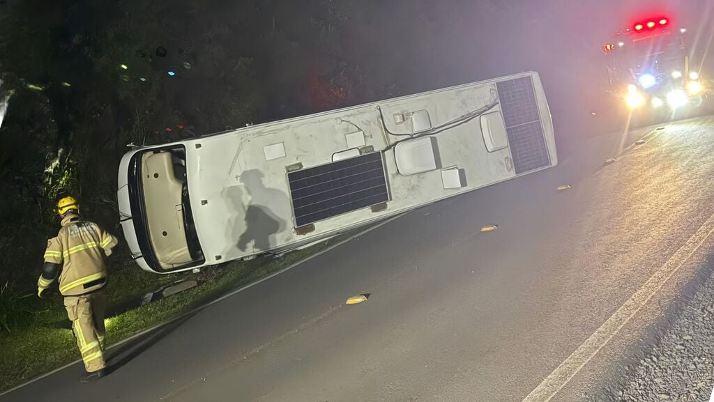 Tombamento de motorhome em Monte Belo do Sul deixa um ferido.