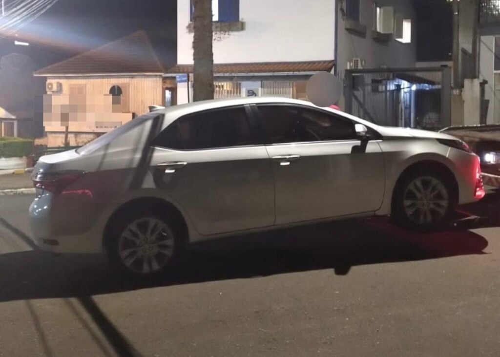 Veículo transitando em Bento tinha mais de R$ 16 mil em débitos.