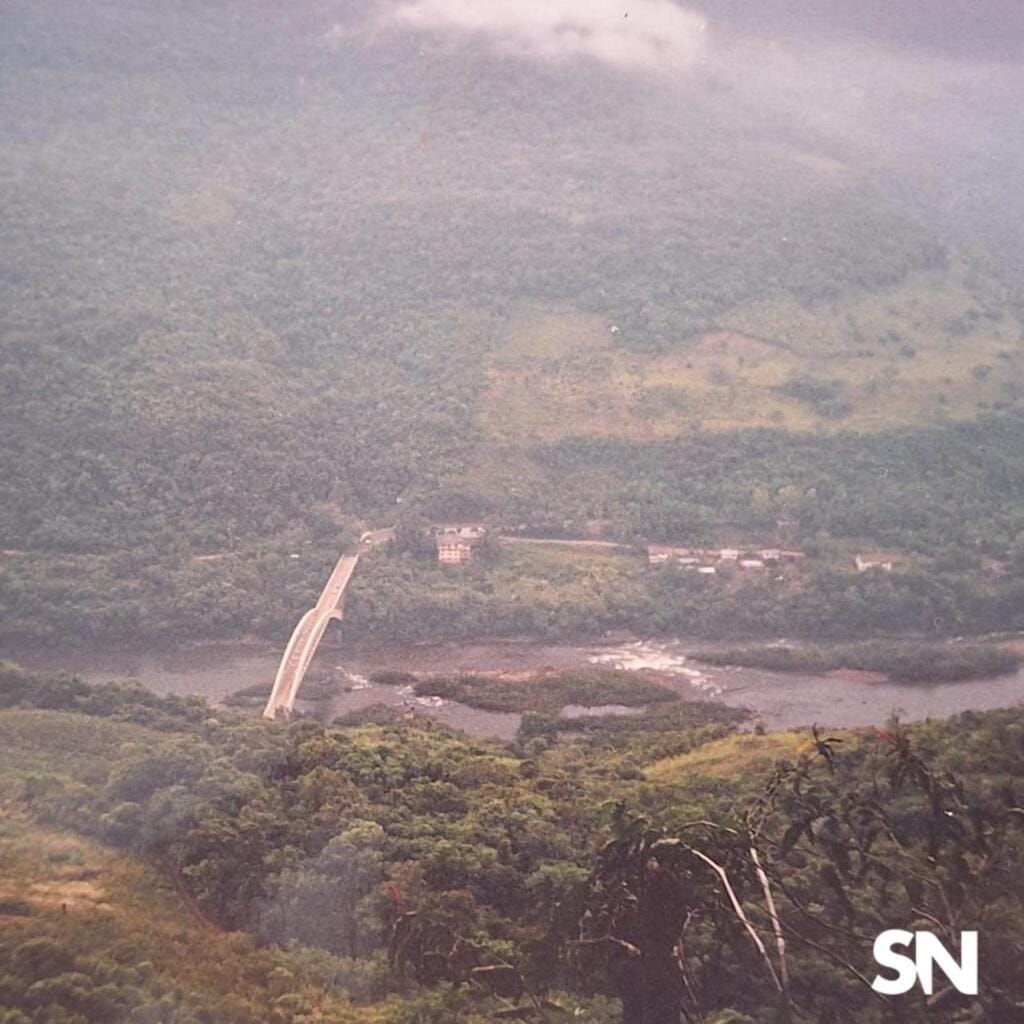 Vista da Ponte dos Arcos, registrada do alto do morro de São Luiz das Antas; ao fundo está Veranópolis. Fotografia do final da década de 1990.