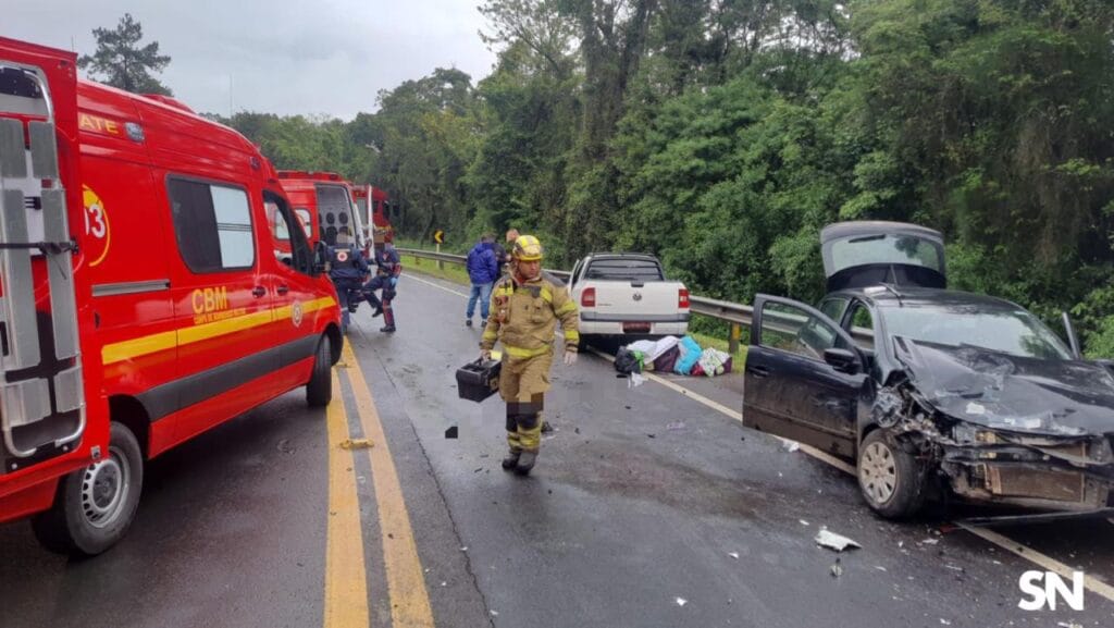 Acidente com quatro veículos na BR-470 em Bento Gonçalves.