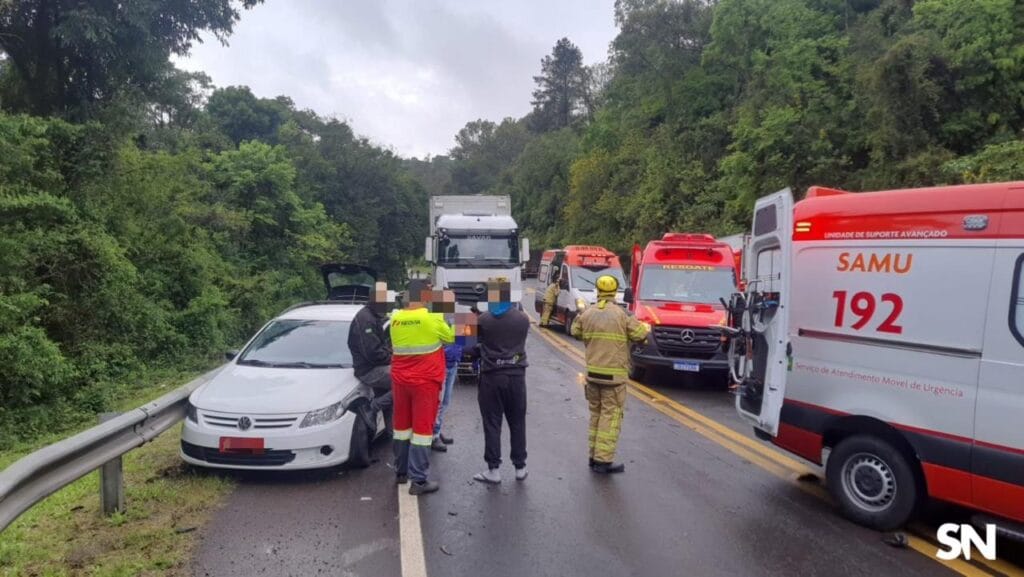 Acidente nas Curvas da Morte em Bento Gonçalves envolveu dois caminhões, uma caminhonete e um carro; duas mulheres tiveram ferimentos leves.