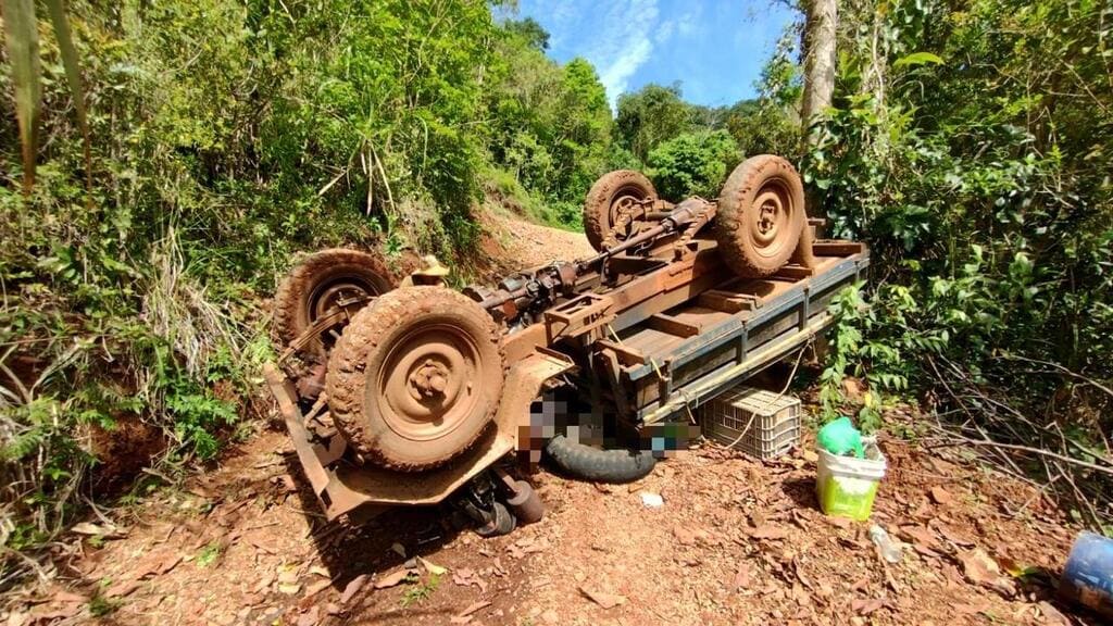 Agricultor morre após ficar preso embaixo de trator em Bento Gonçalves.