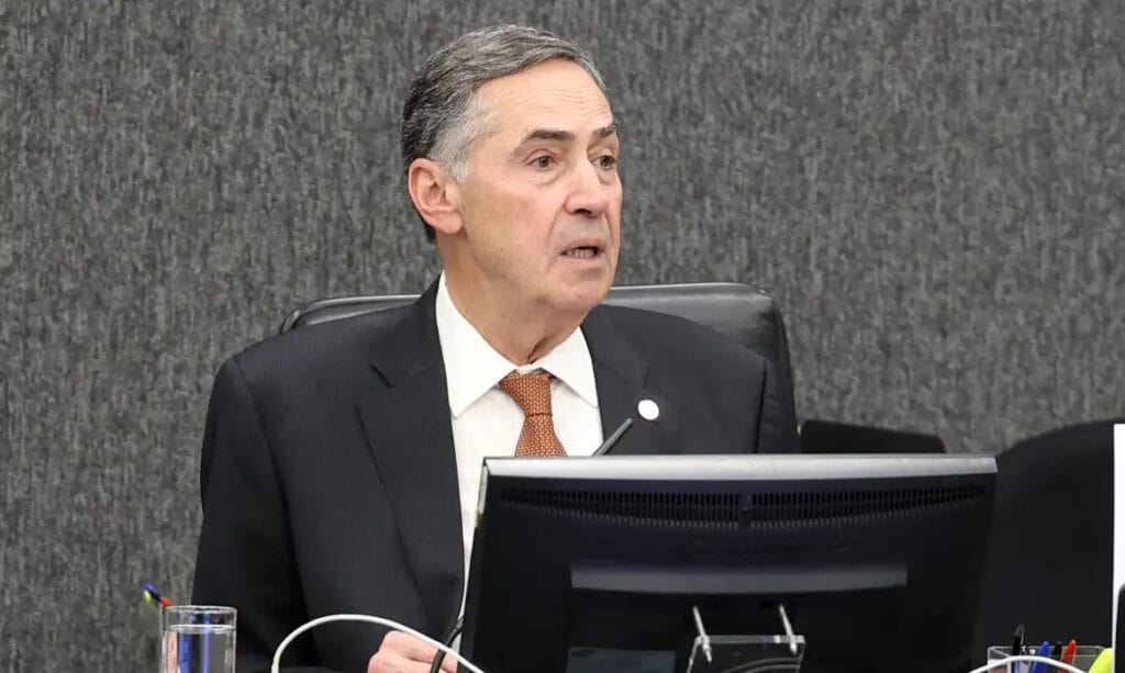 Ministro Barroso passa mal e é internado em Brasília.