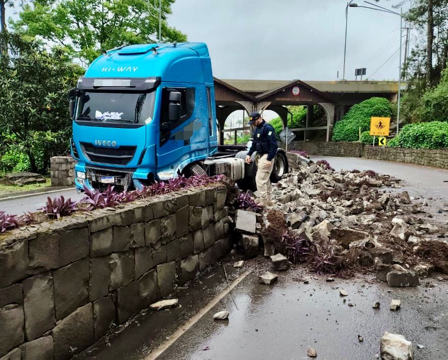 Motorista bêbado furtou caminhão da empresa e destruiu mureta em Garibaldi.