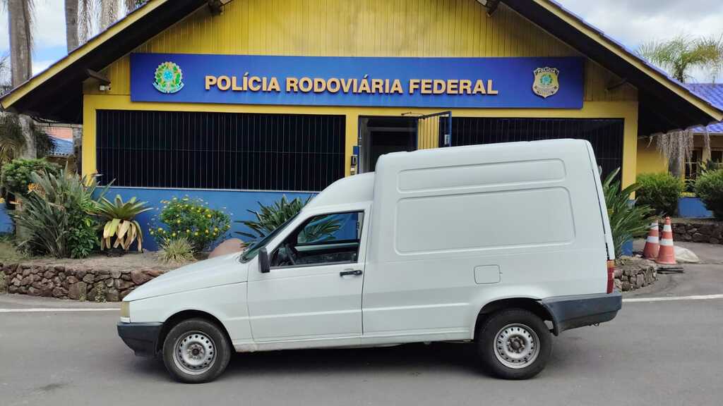 PRF prende morador de Bento Gonçalves que dirigia Fiorino furtada.