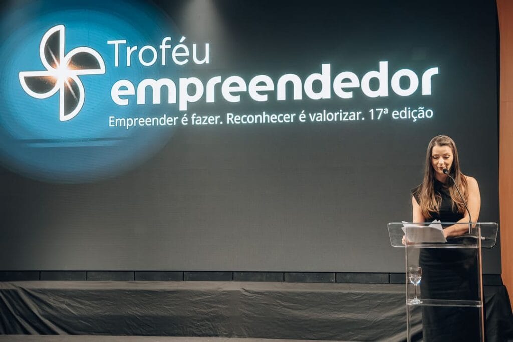 Aiala Maria Santin Premaor encerra sua gestão à frente do Sindilojas Regional Bento.