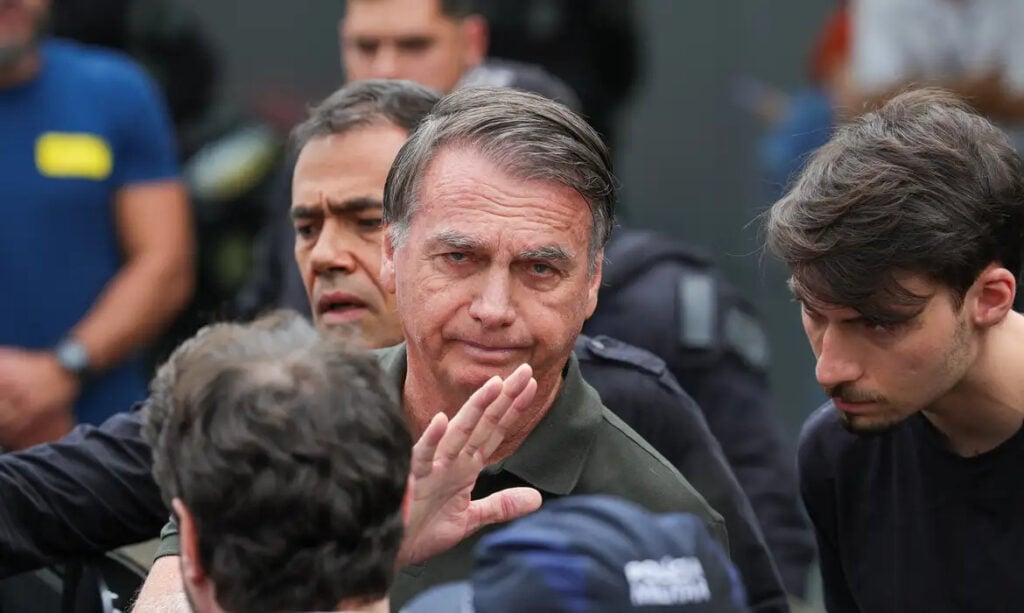 Bolsonaro passa por audiência de custódia neste domingo.