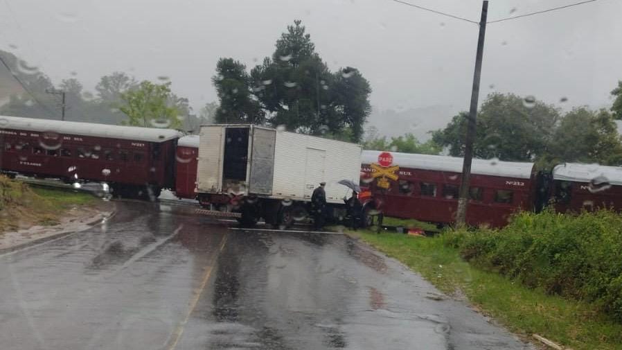 Caminhão bate na Maria Fumaça em Garibaldi.