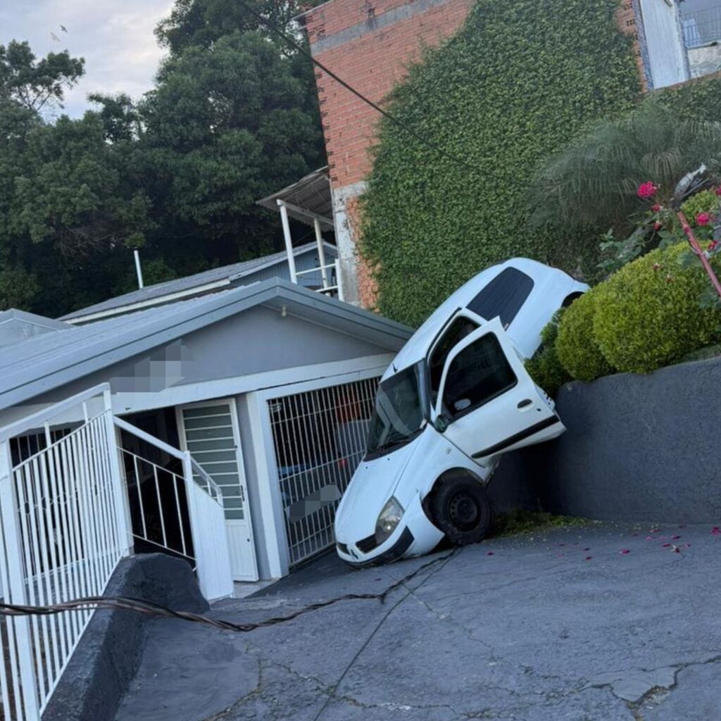Clio estacionado dispara rua abaixo e invade residência em Bento Gonçalves.