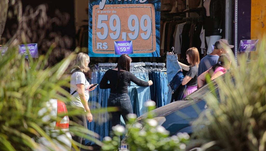 Gaúchos devem gastar até R$ 6 bilhões em compras com o 13º salário