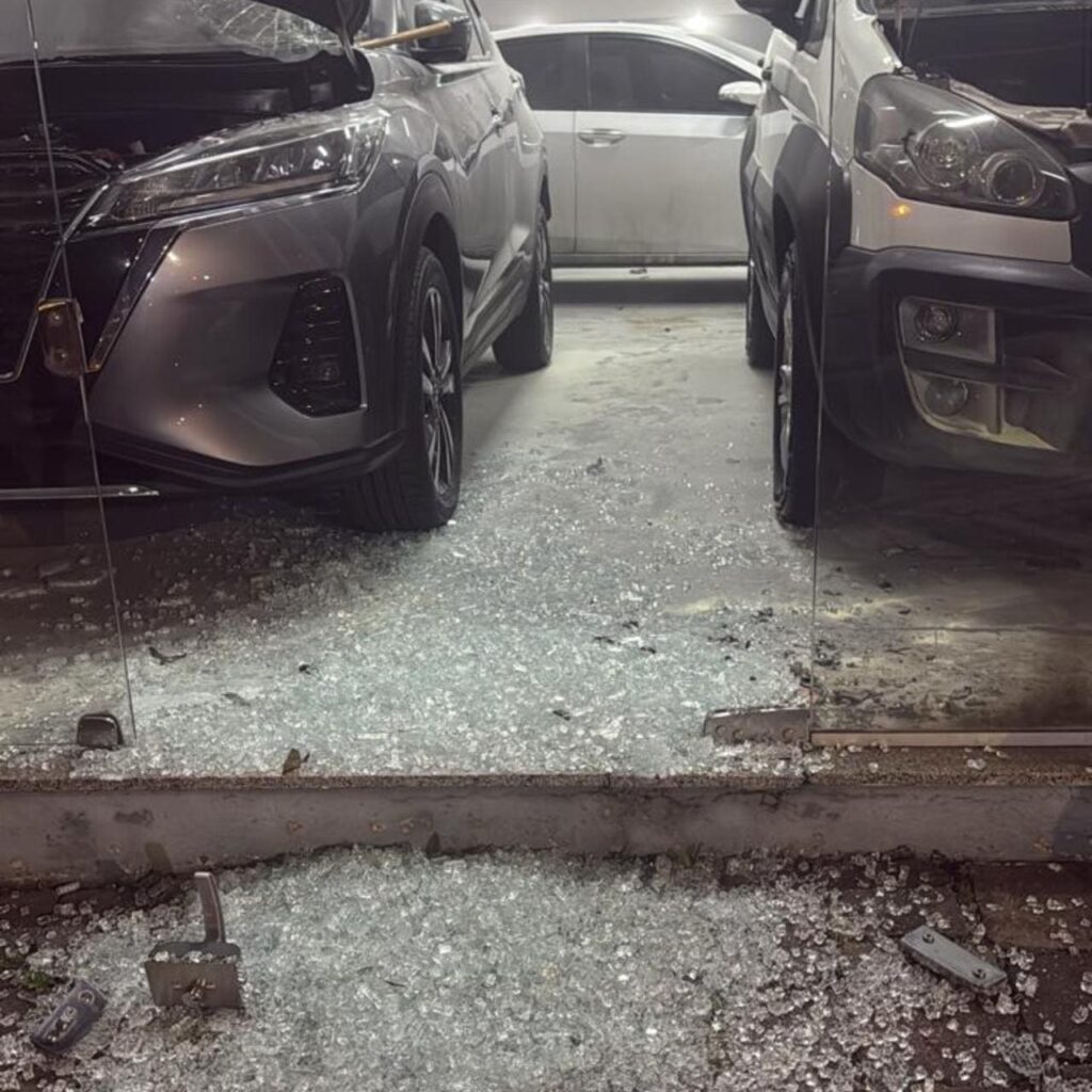 Incêndio criminoso em revenda de veículos mobiliza bombeiros e polícia na noite de terça-feira em Bento Gonçalves.