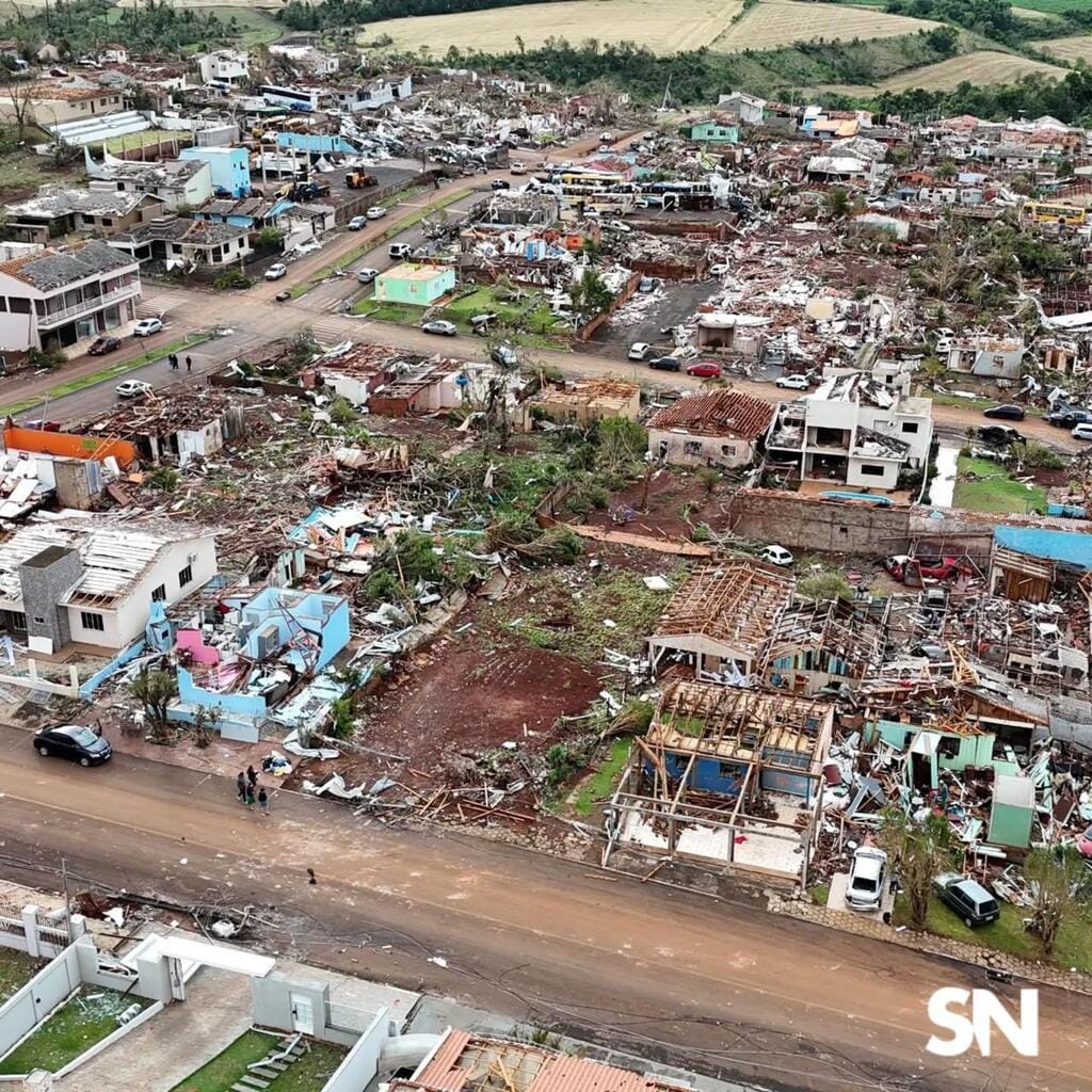 Tornado destrói Rio Bonito do Iguaçu, no Paraná.