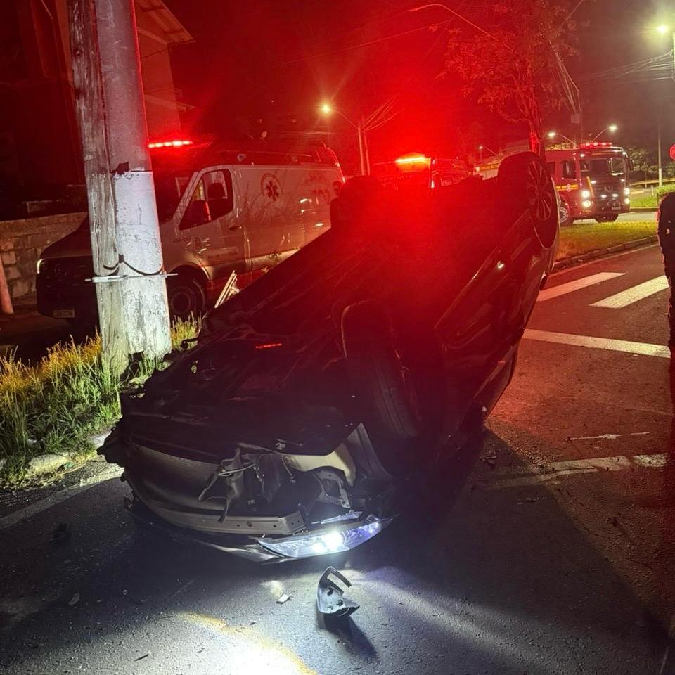 Bateu o Civic no poste, capotou, e deixou meia Bento Gonçalves sem luz na madrugada.