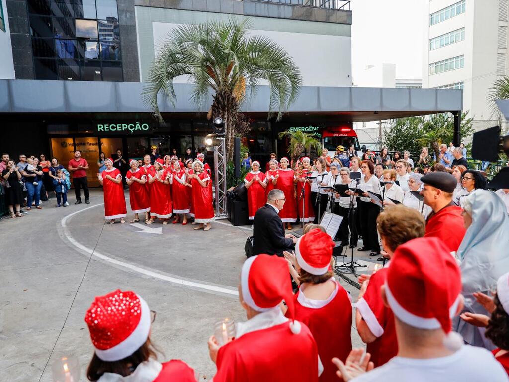Cantata de Natal do Hospital Tacchini une coral, Papai Noel e super-heróis.