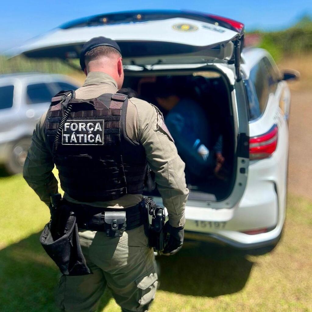 Polícia prende dois criminosos por incêndio e ameaças à revenda de veículos em Bento Gonçalves.