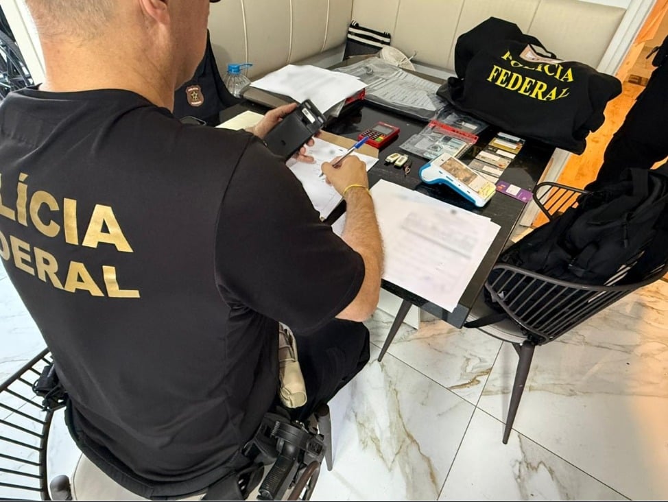 PF desarticula grupo criminoso por fraudes contra a Caixa Econômica Federal.