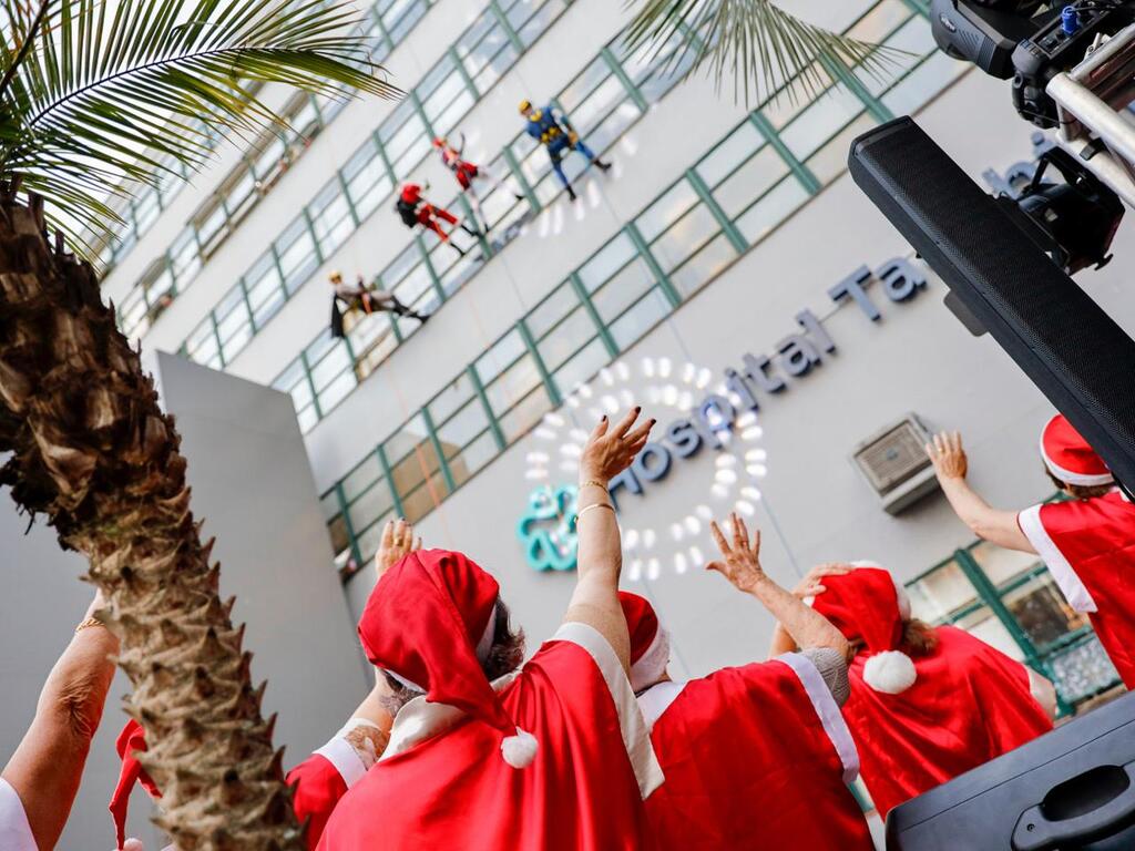 Papai Noel de rapel no Hospital Tacchini.