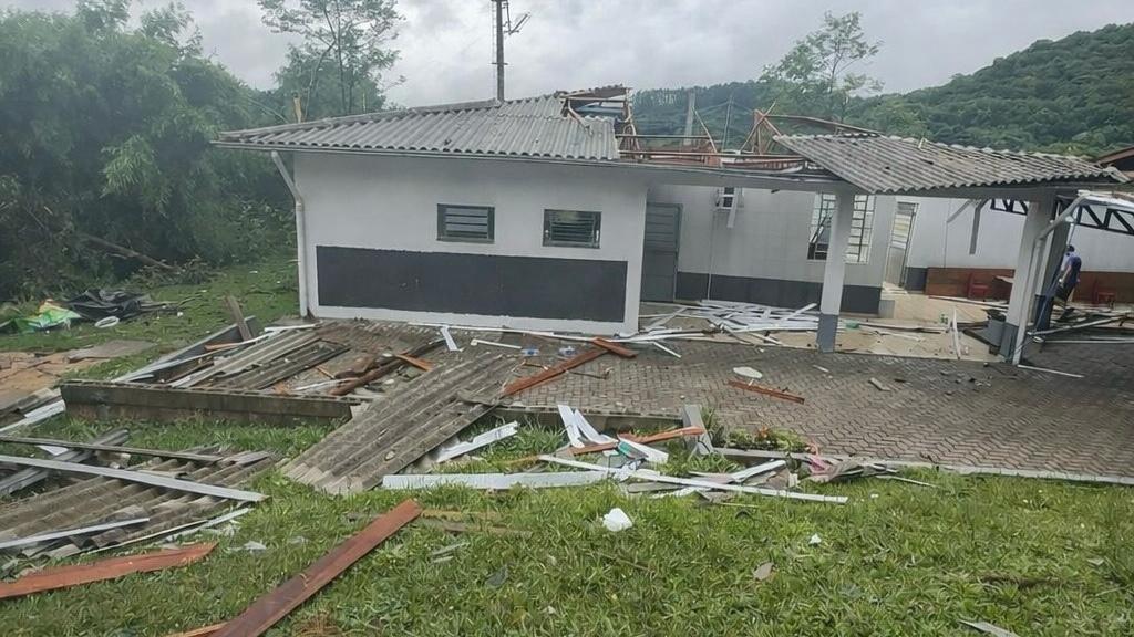 Tornado devastou a comunidade de Vila Rica em Farroupilha na tarde de terça-feira.