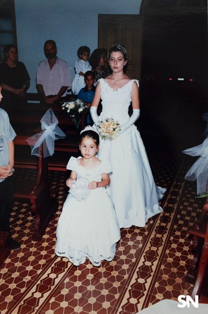 Casamento de Luzia Faé e Carlos Alberto Greselle. Na foto, Luzia e Sabrina Greselle (aia). Igreja de São Luiz das Antas, 2003. Acervo: Marciele de Lima Greselle.