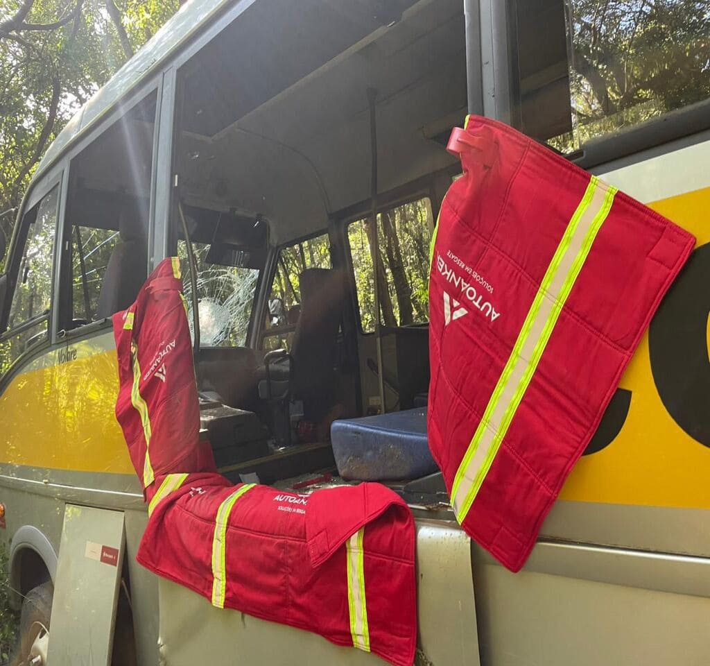 Micro-ônibus com trabalhadores da safra da uva sofre grave acidente nesta quinta em Bento Gonçalves; vítimas foram levadas para a UPA e Hospital Tacchini.