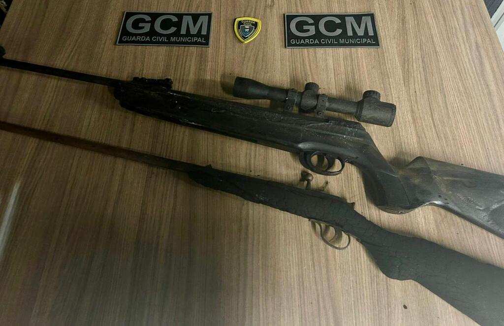 Proprietário da residência foi preso por posse ilegal de arma de fogo e violência doméstica; chamas começaram logo após agressão contra familiar.