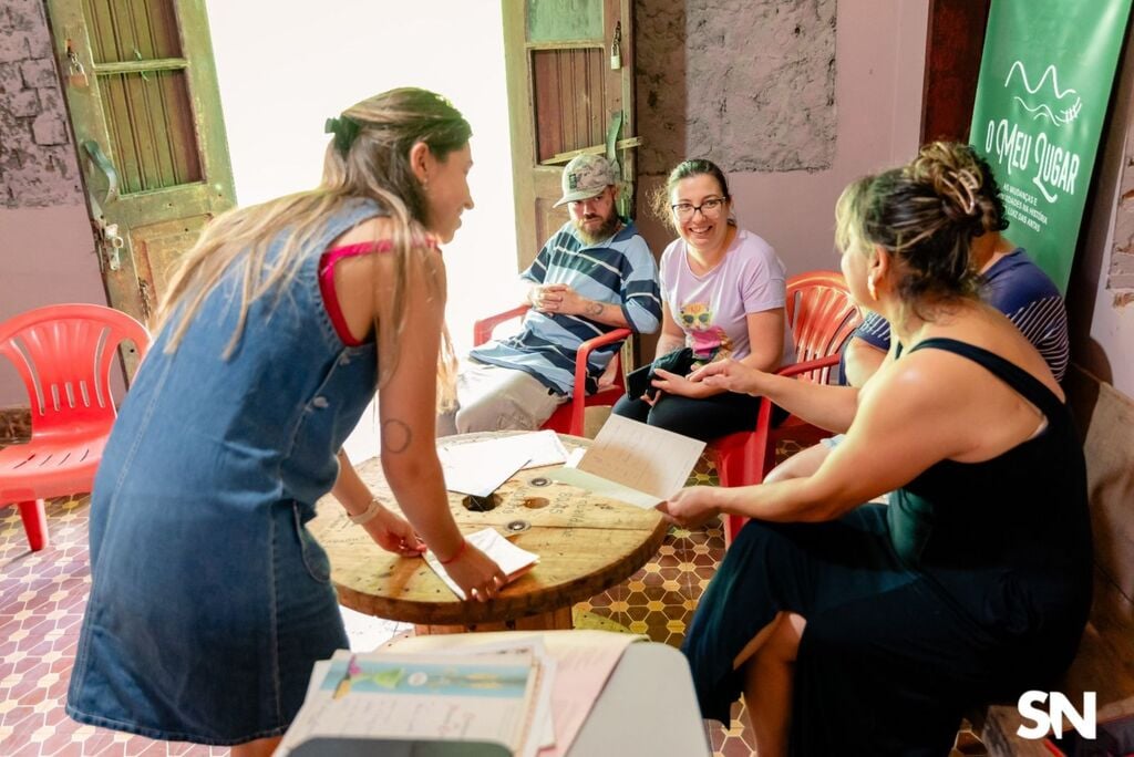 Quarto encontro (11/01/2026): Etapa de curadoria colaborativa e organização dos itens para a exposição.