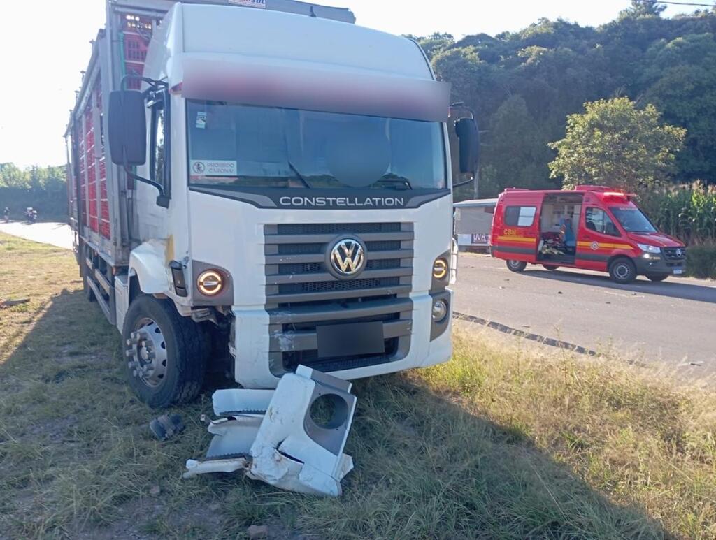 Acidente entre caminhão e carro deixou um homem ferido na ERS-431, em Faria Lemos, Bento Gonçalves.