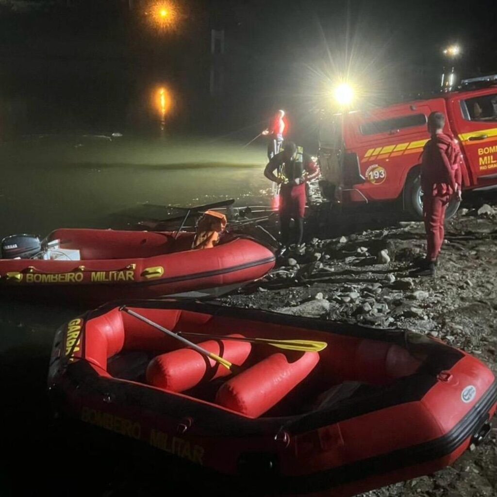 Buscas no Rio Taquari avançam noite adentro. Foto registrada às 22h20.