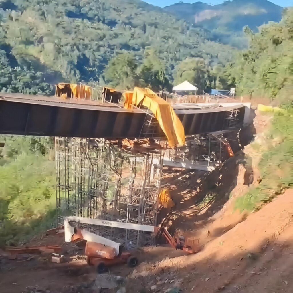 Incidente nas obras da BR-470: estrutura de viaduto se desloca na Serra das Antas.