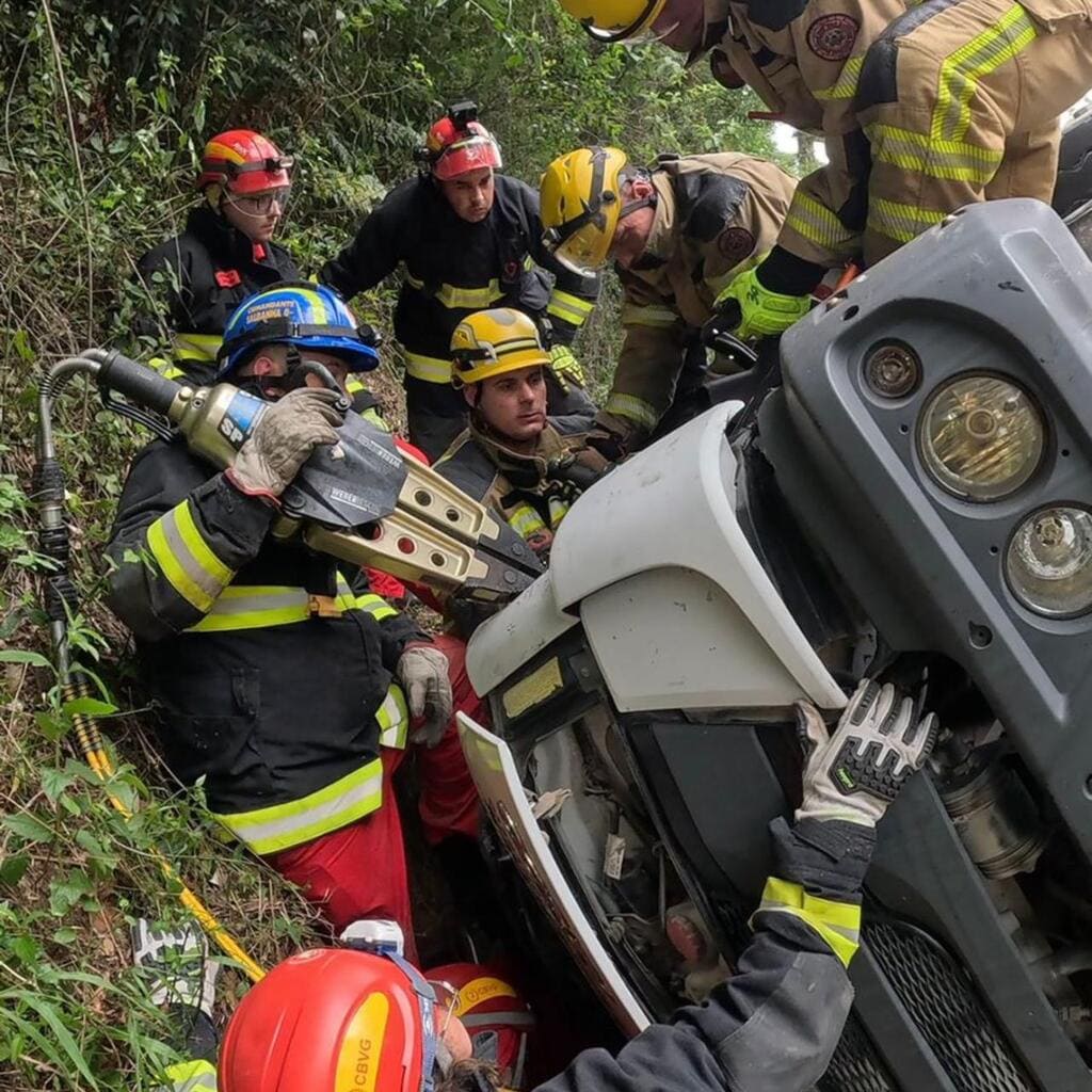 Motorista fica preso na cabine de caminhão betoneira em Garibaldi, na Serra Gaúcha. 