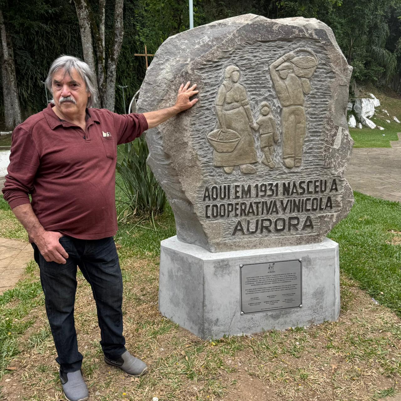 O escultor bento-gonçalvense Dalcir Marcon, criador da pedra memorial dos 95 anos da Vinícola Aurora.