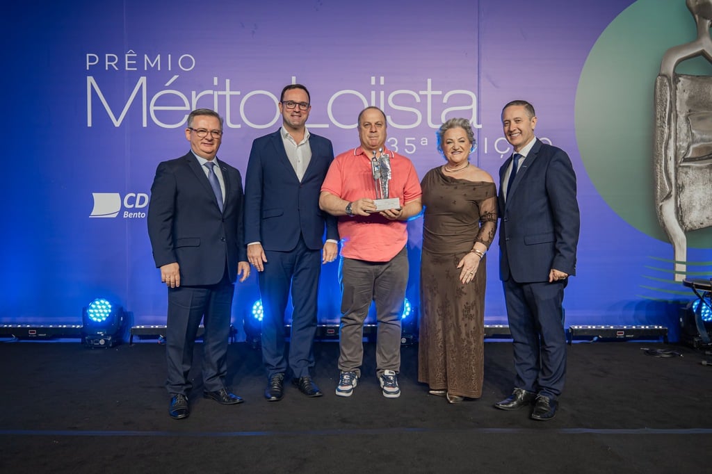 Ivonei Pioner, Diogo Siqueira, Enio Bianchetti (Ótica Plena — Categoria Comércio), Helenir Bedin e Marcos Carbone durante a entrega da distinção.