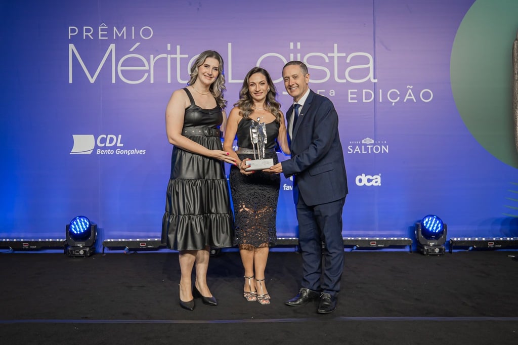 Gisele Severgnini, Cláudia Tomasi (Leve Soluções em Ambientes — Categoria Jovem Empreendedor) e Marcos Carbone no momento da premiação.