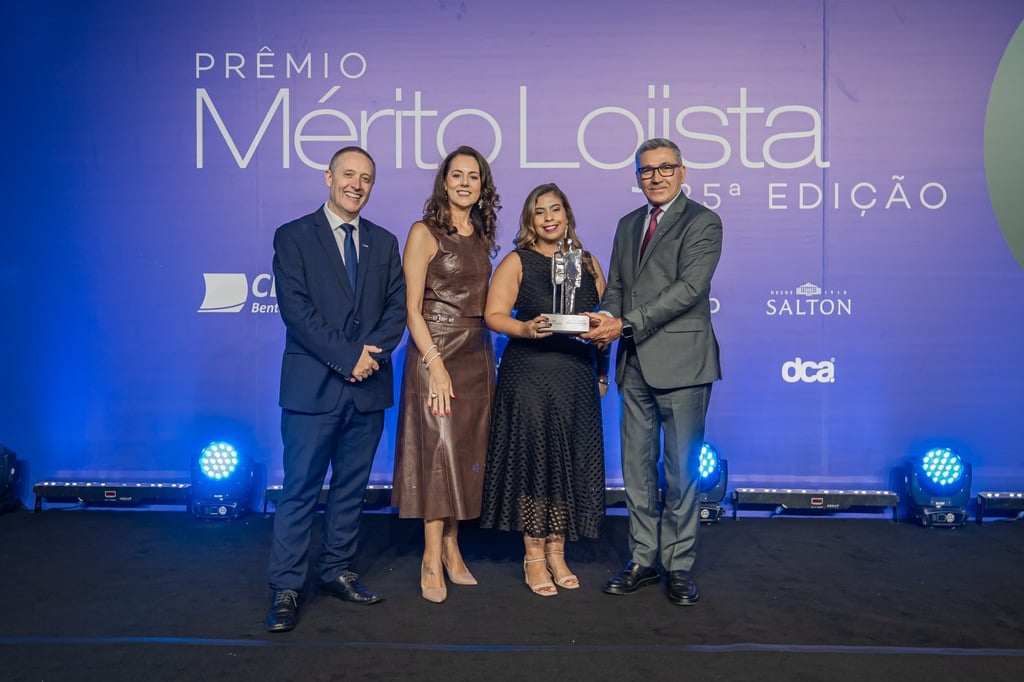 Marcos Carbone, Iliane Betinatto e Josirene Crestani (Shopping Center Bento Gonçalves — Categoria Serviço) e Joel Razera na solenidade de reconhecimento.