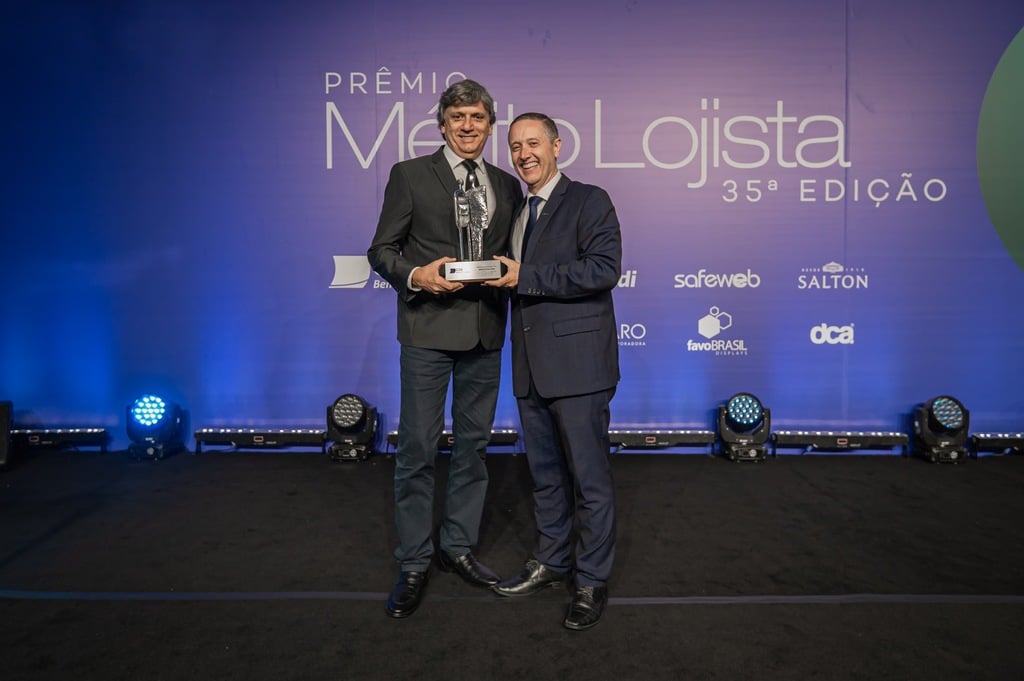 O empresário Antônio Cesa Longo recebe de Marcos Carbone o Troféu Personalidade.