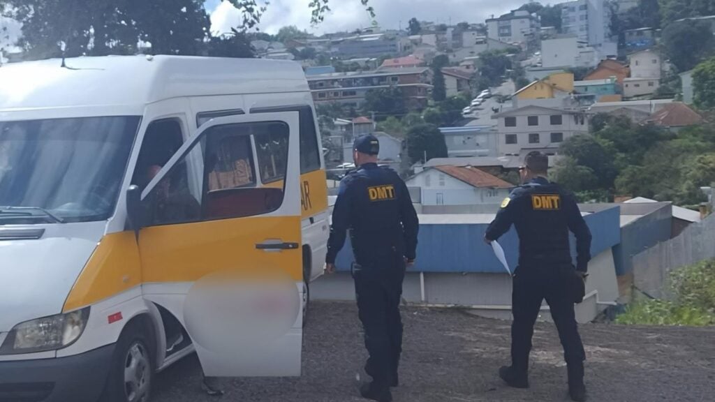 DMT realiza operação de fiscalização de transporte escolar em Bento Gonçalves.