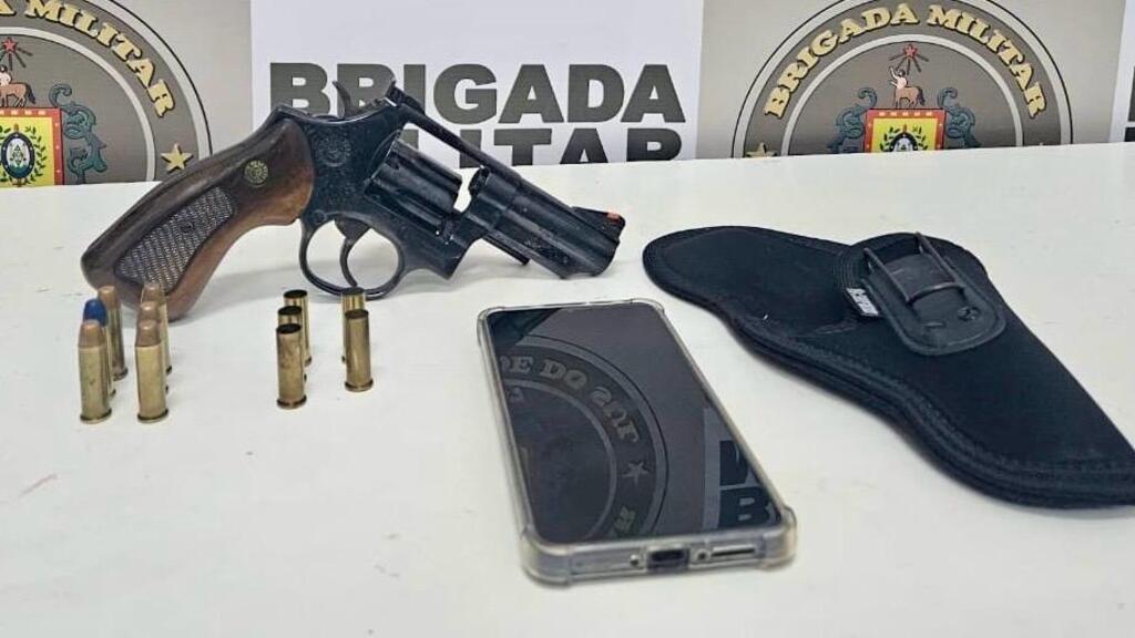 Meliante de 43 anos, com extensa ficha criminal, foi interceptado na RSC-453 após perseguição e troca de tiros com policiais do 36º BPM em Farroupilha.