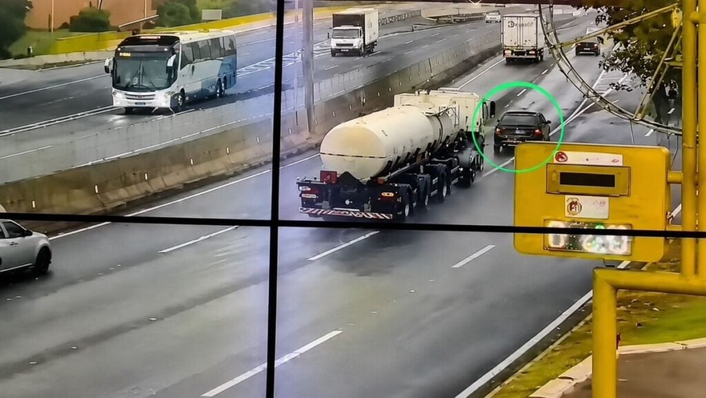 Acidente aconteceu na manhã deste domingo (17), após um carro cortar a frente do caminhão-tanque na BR-116, em São Leopoldo.