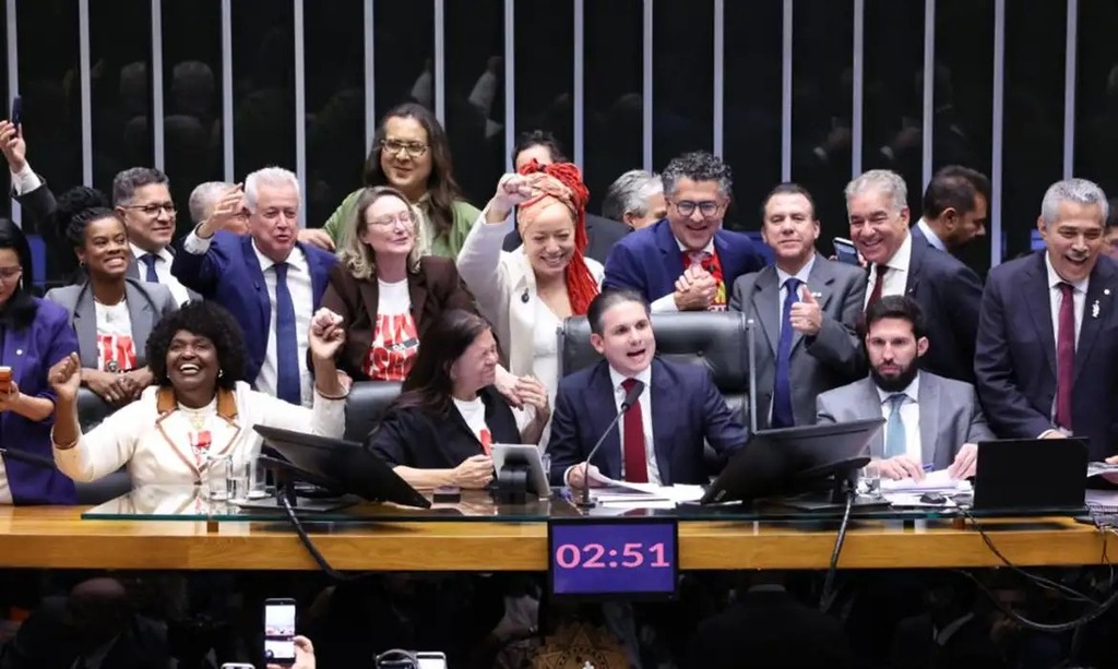 Câmara dos Deputados aprova fim da escala 6x1.