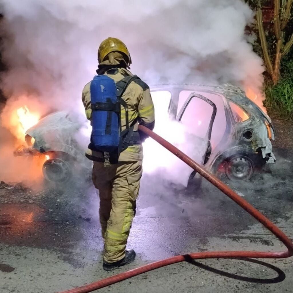Incêndio em veículo mobiliza bombeiros no Vale dos Vinhedos.