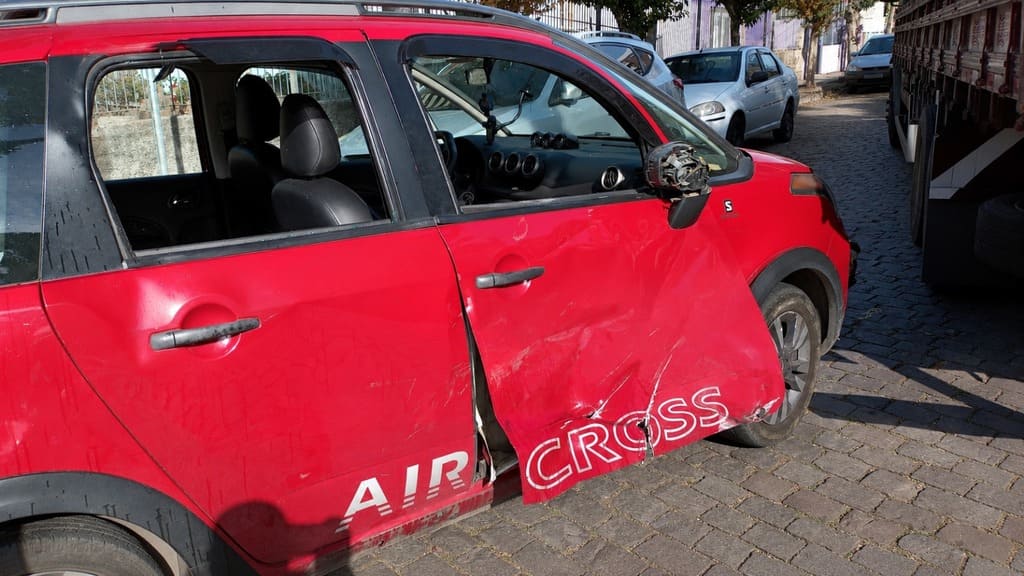 Acidente entre motocicleta e Citroën C3 deixou motociclista ferido no bairro Cidade Alta, em Bento Gonçalves.